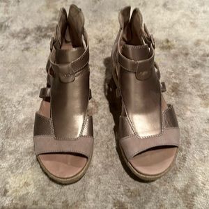 Earth gladiator sandals, color gold, size 7m, like new, barely worn